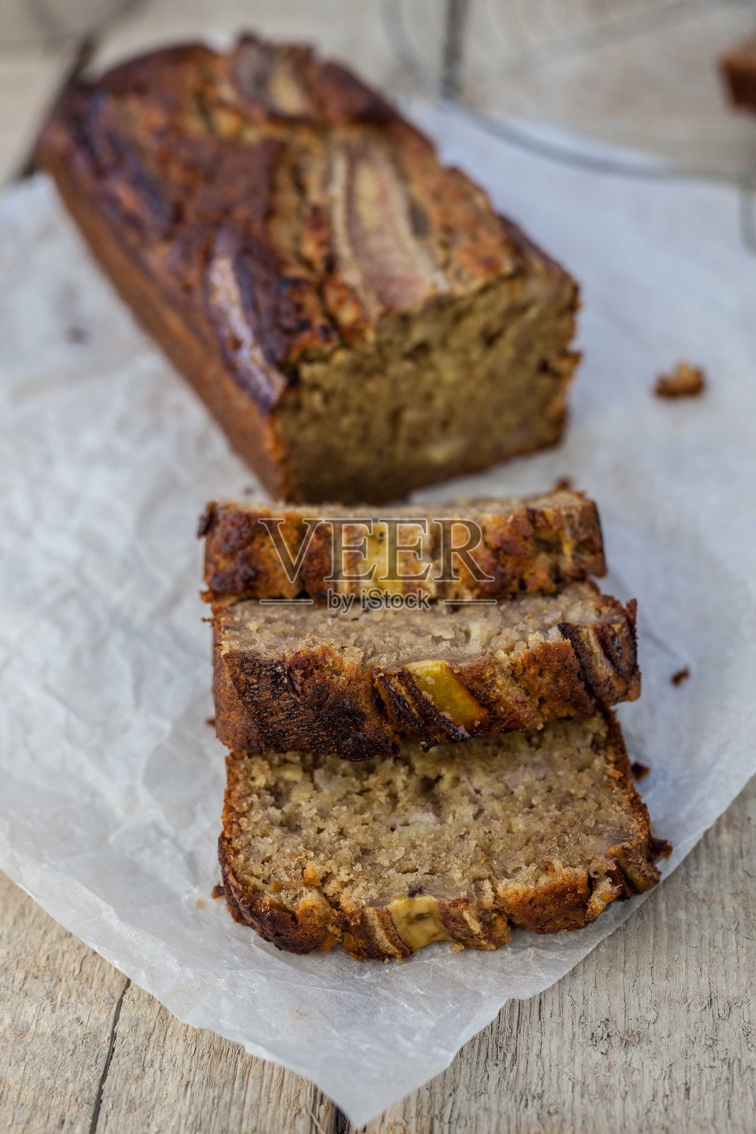 纸上放着的水果蛋糕特写照片摄影图片