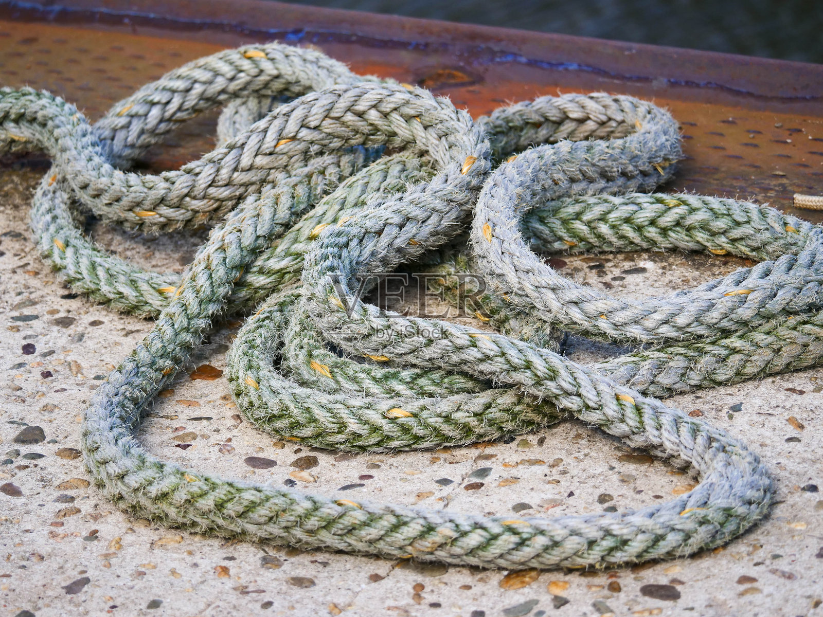 船上的绳索躺在地板上照片摄影图片