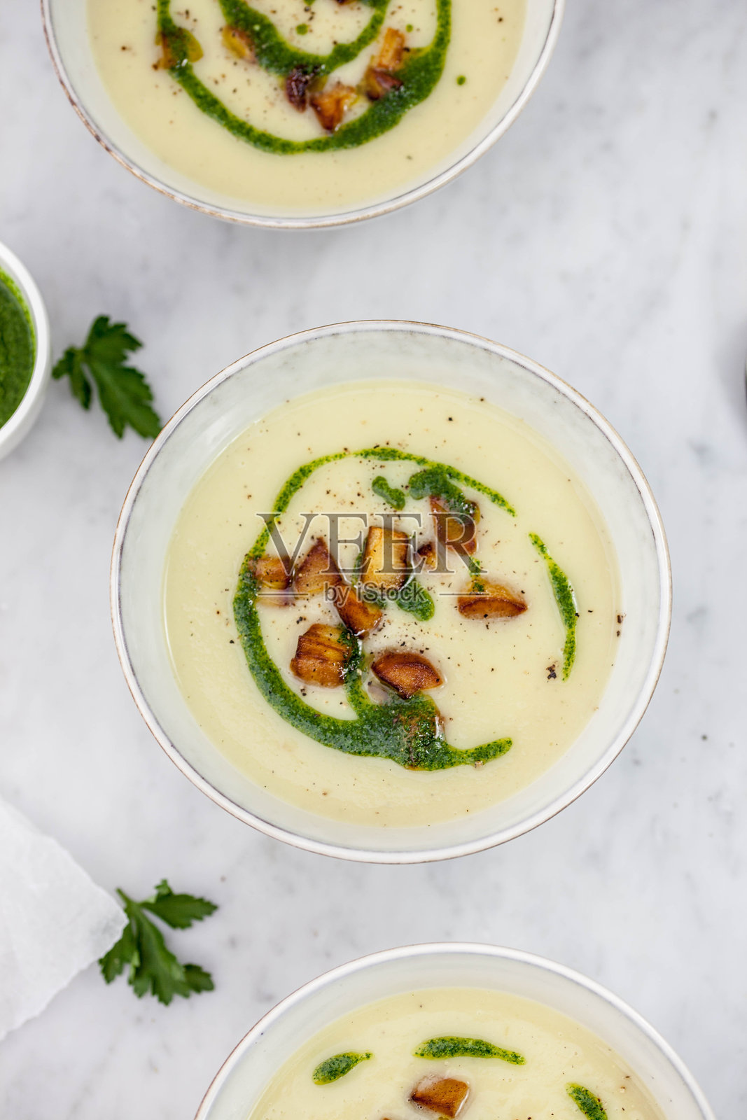 大理石上盛放在碗中的食物俯视图照片摄影图片