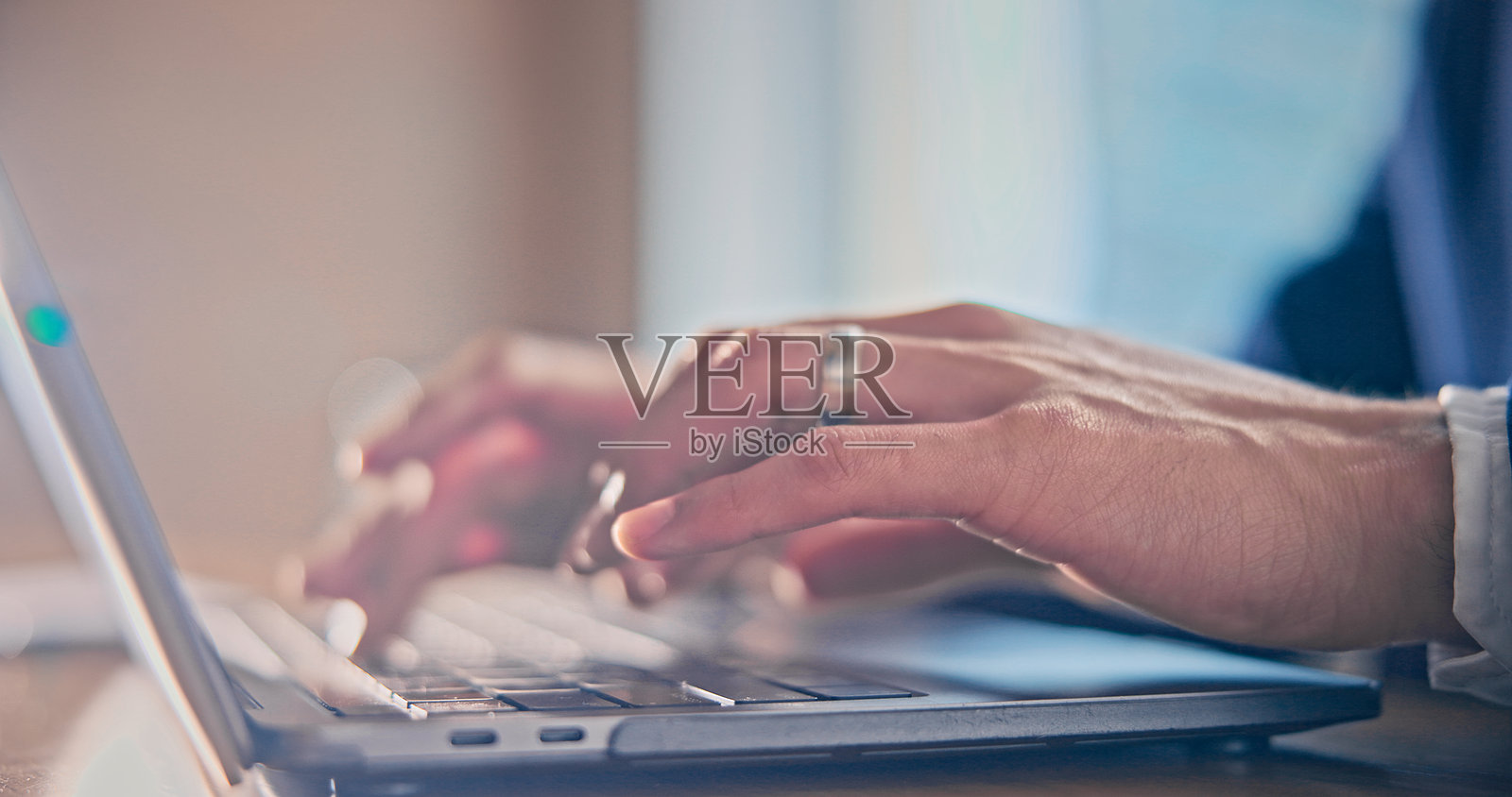 年轻商人忙于在笔记本电脑上工作的手部特写照片摄影图片