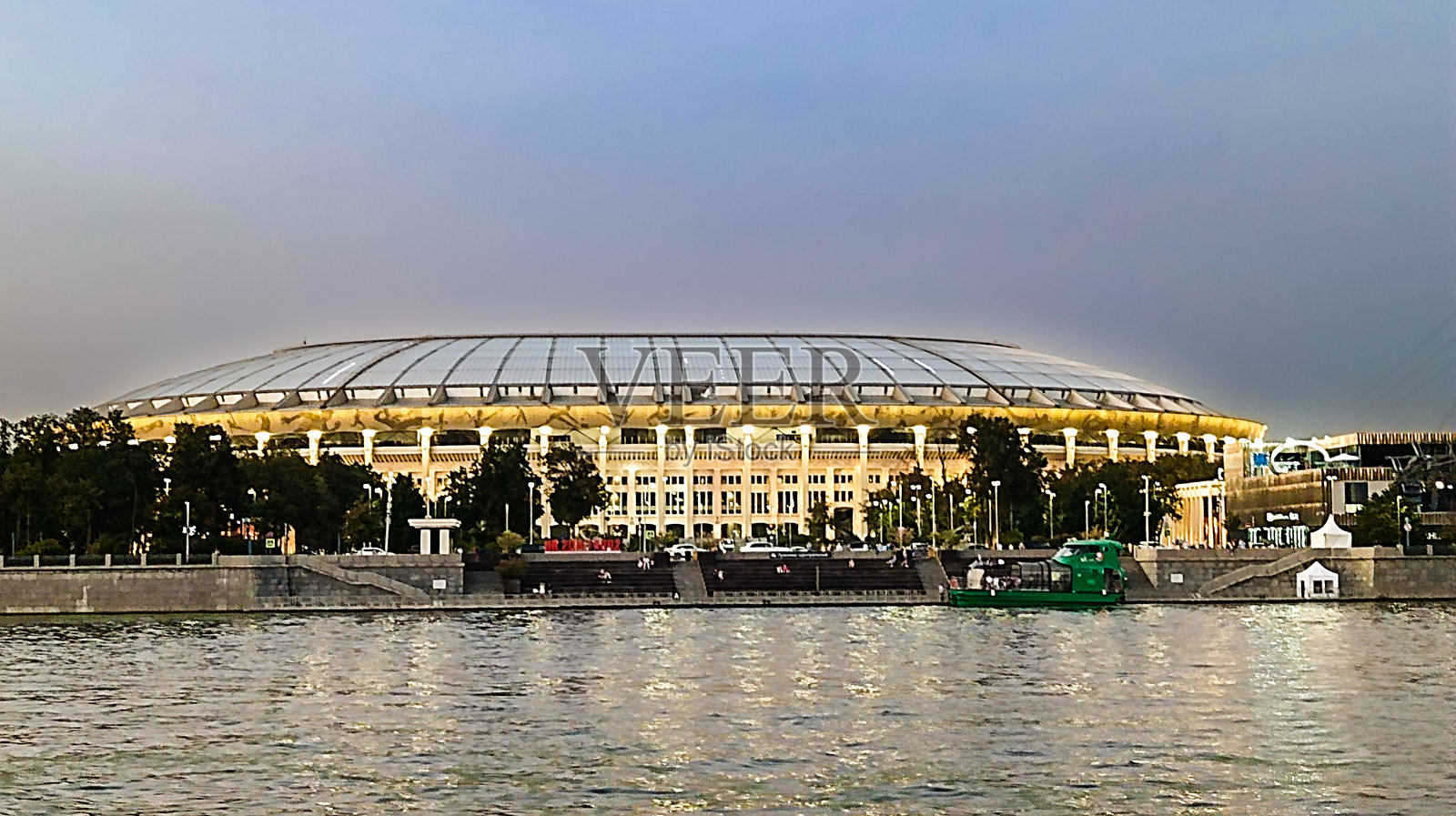 卢日尼基奥林匹克体育中心的大型体育场照明。照片摄影图片