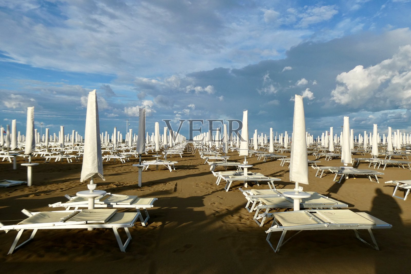 里米尼的白色沙滩伞排成行照片摄影图片