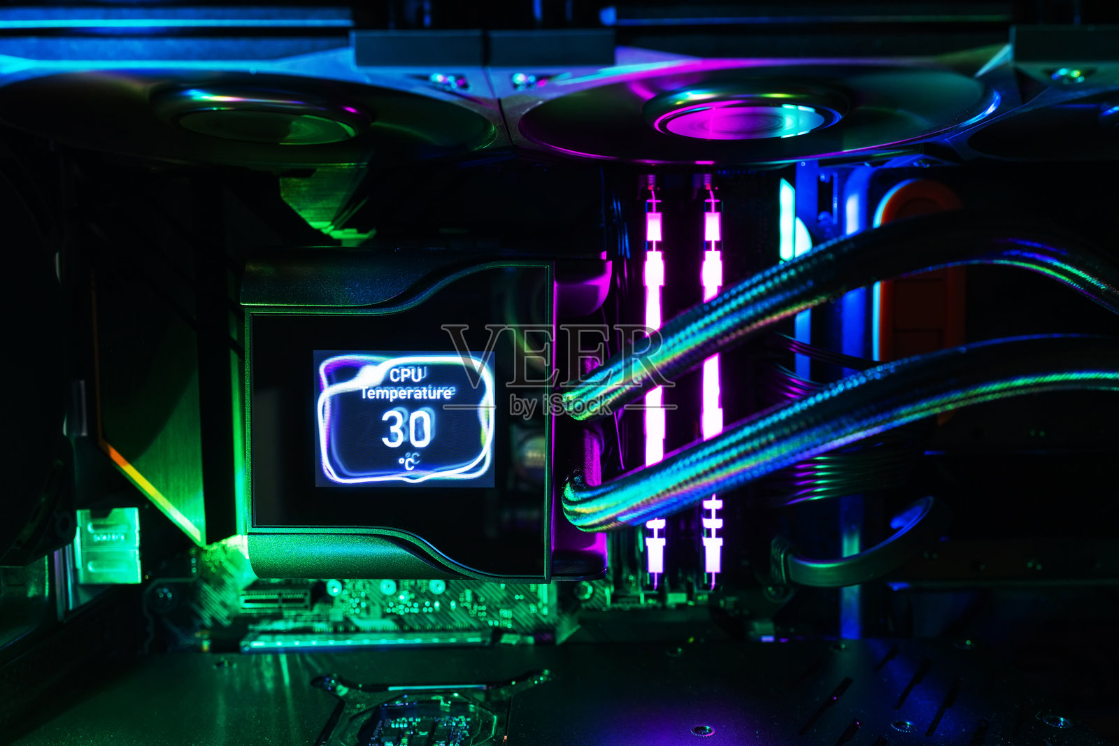 液冷游戏电脑的CPU水冷块与冷却液流动照片摄影图片