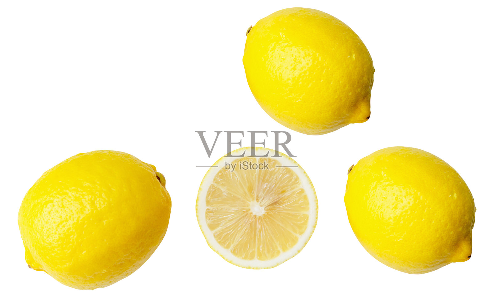 从上方看三颗新鲜成熟的黄色柠檬，旁边有半个或切片，背景为白色。照片摄影图片