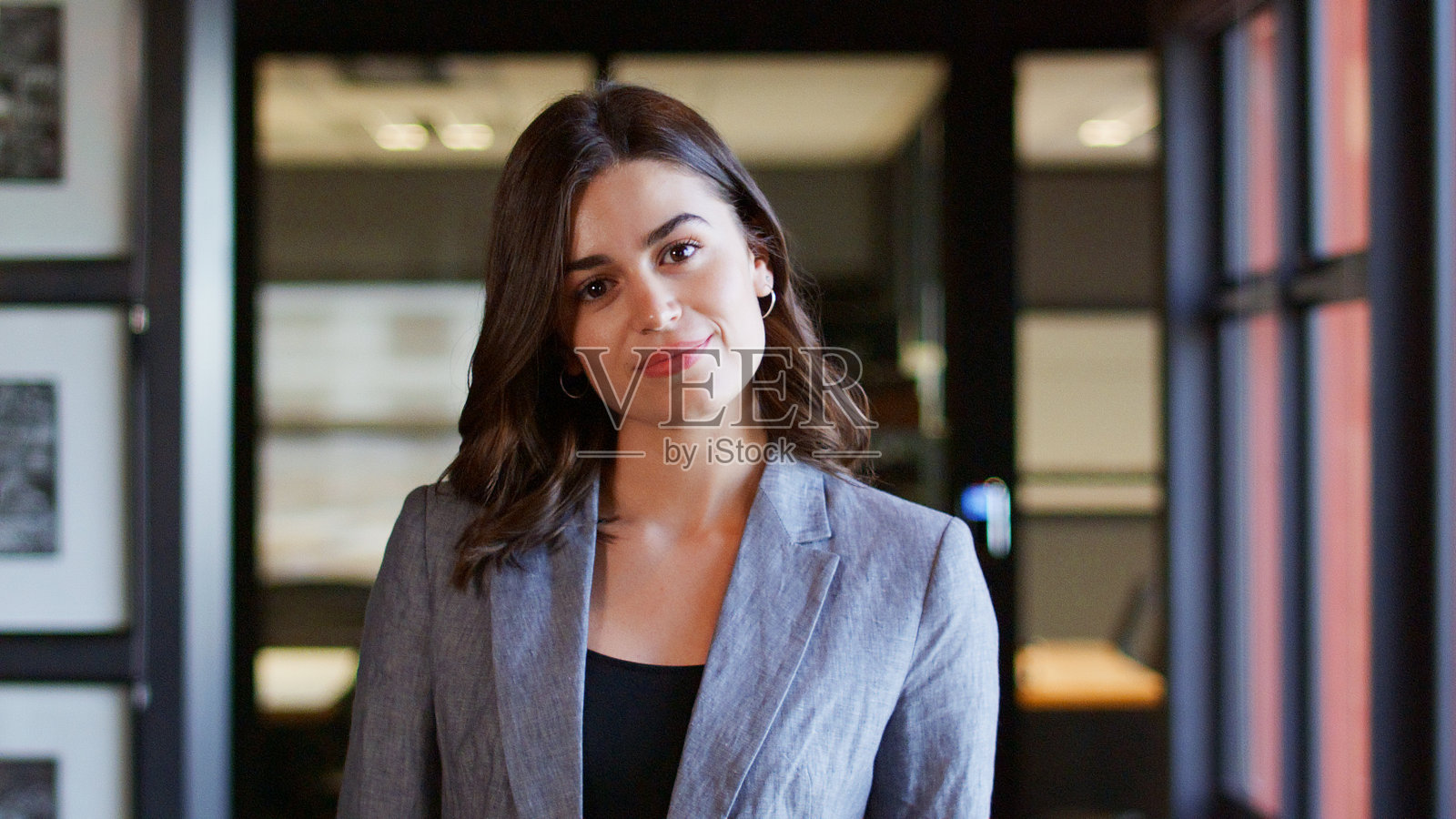 现代开放式办公室中认真工作的年轻女商人肖像照片摄影图片