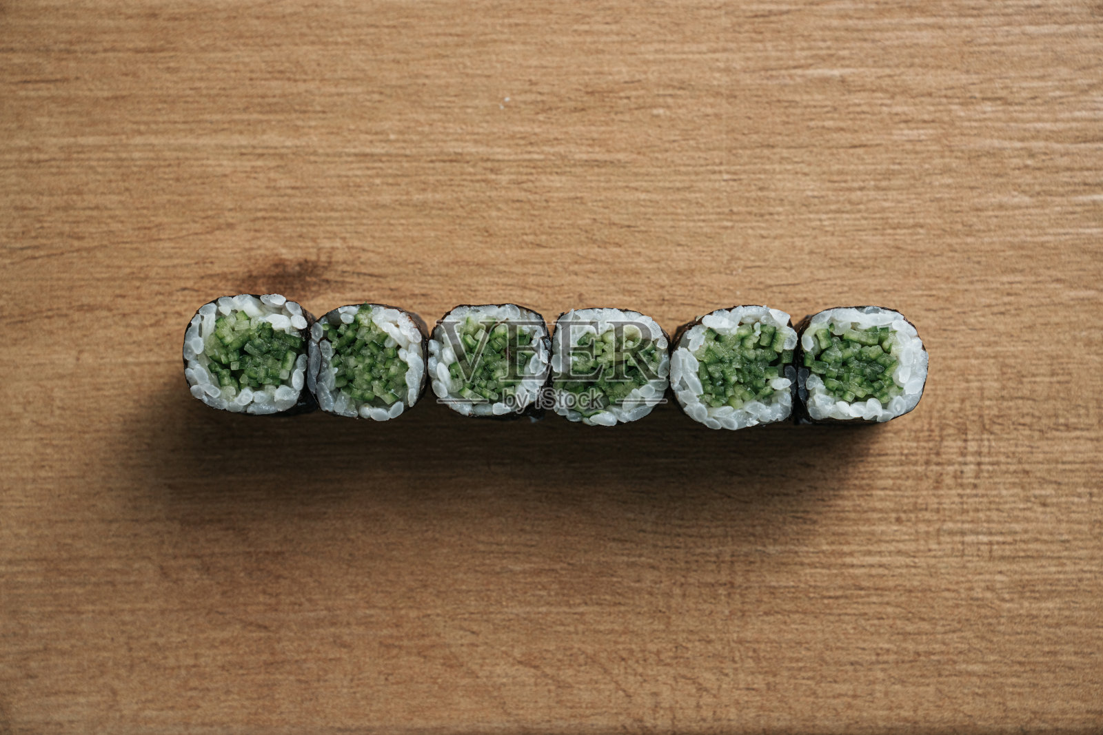 色彩缤纷的寿司卷展示照片摄影图片