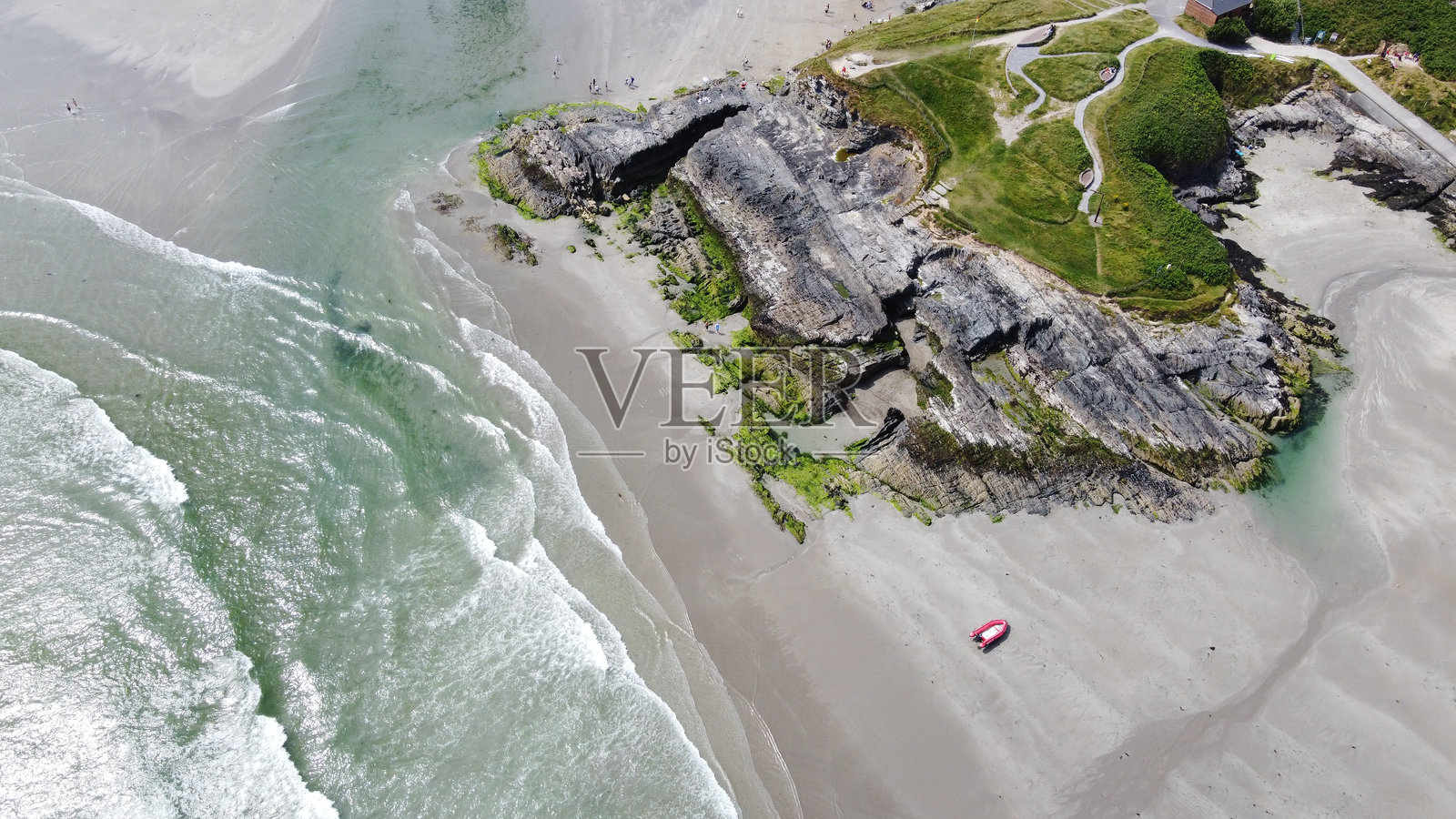 海岸边岩石突出的俯视图。海滨风景。沙滩景观。照片摄影图片