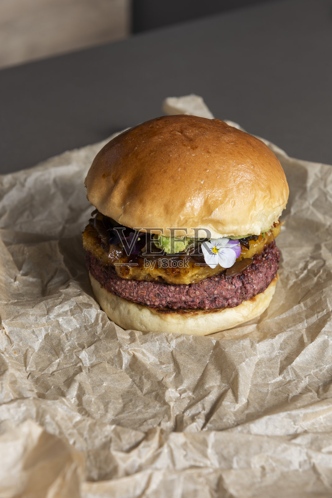 素食汉堡配花卉香草照片摄影图片