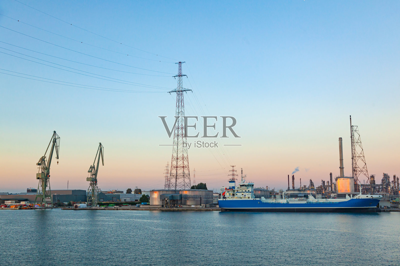 停靠在炼油厂泊位的油轮照片摄影图片