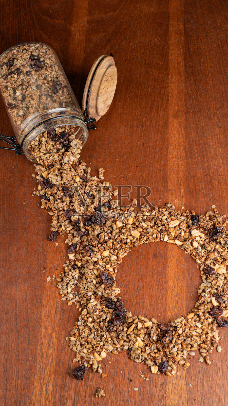 自制燕麦片装在罐子里，木质背景照片摄影图片