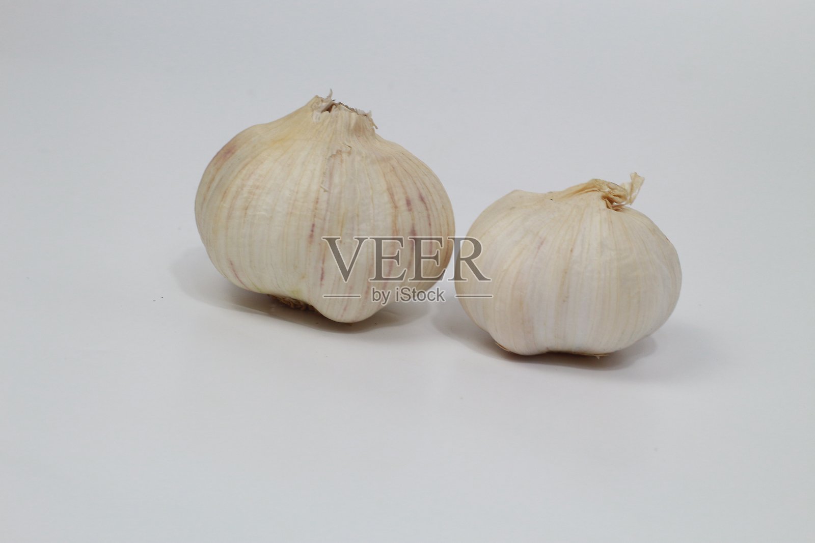 孤立在白色背景上的大蒜头照片摄影图片