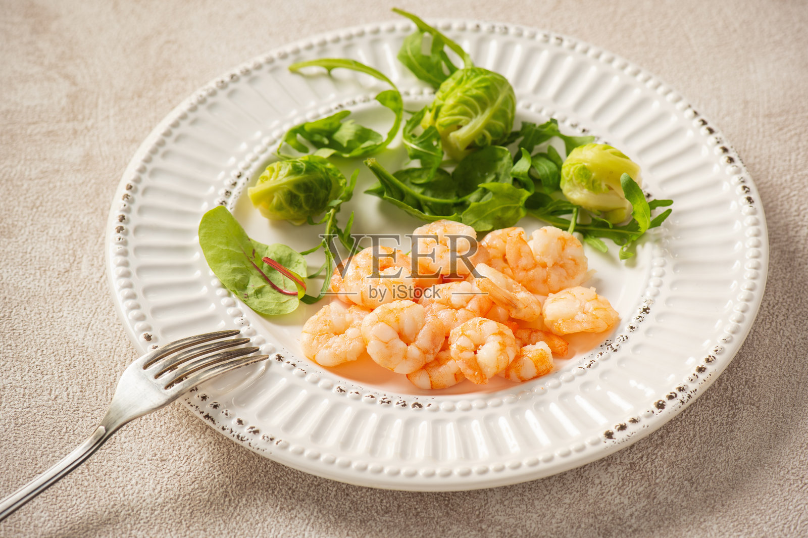 椰子油煮虾，搭配绿叶蔬菜和布鲁塞尔芽菜照片摄影图片