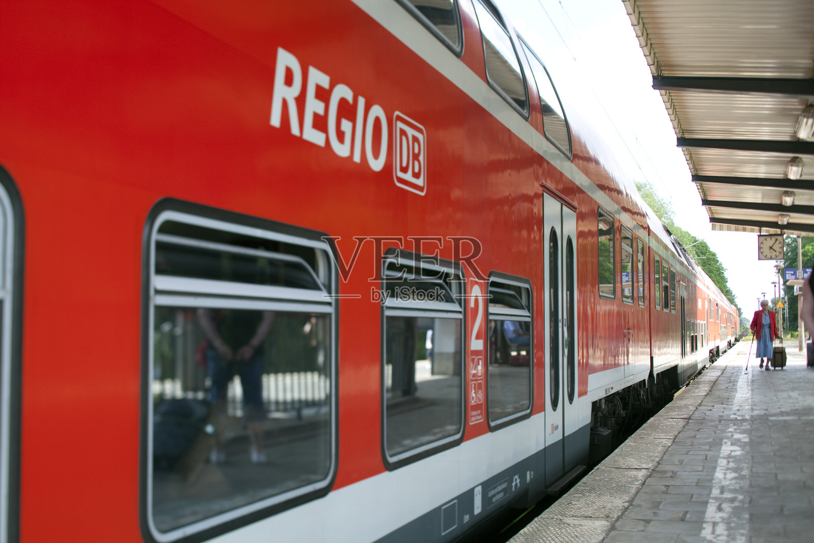 RE7列车在德国舍讷费尔德火车站白天到达照片摄影图片