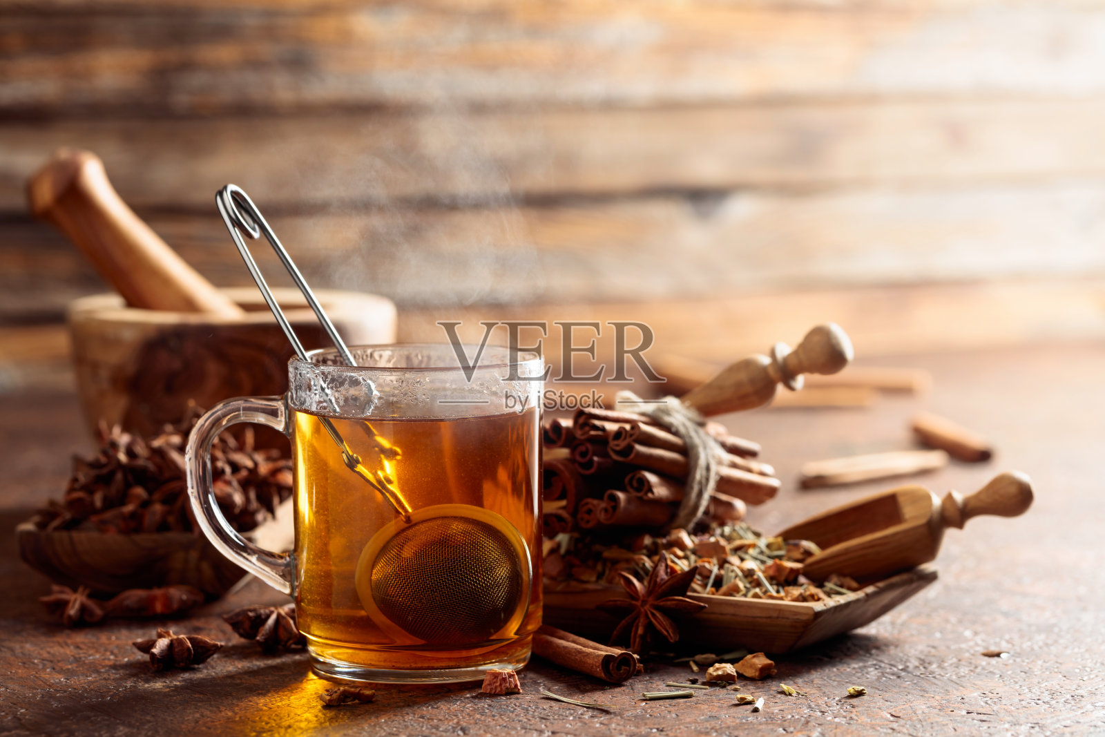 含有肉桂、八角和干草药的草本茶。照片摄影图片