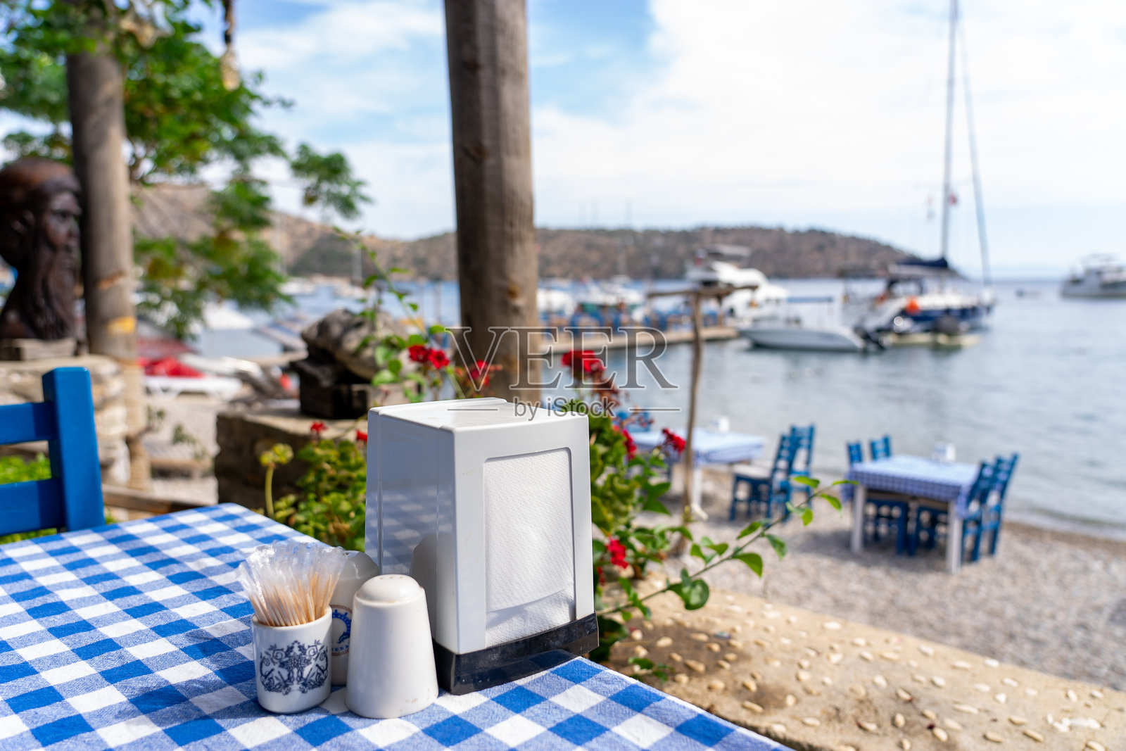 典型的土耳其餐厅，蓝色的桌椅。科克特梅，穆拉 - 土耳其照片摄影图片