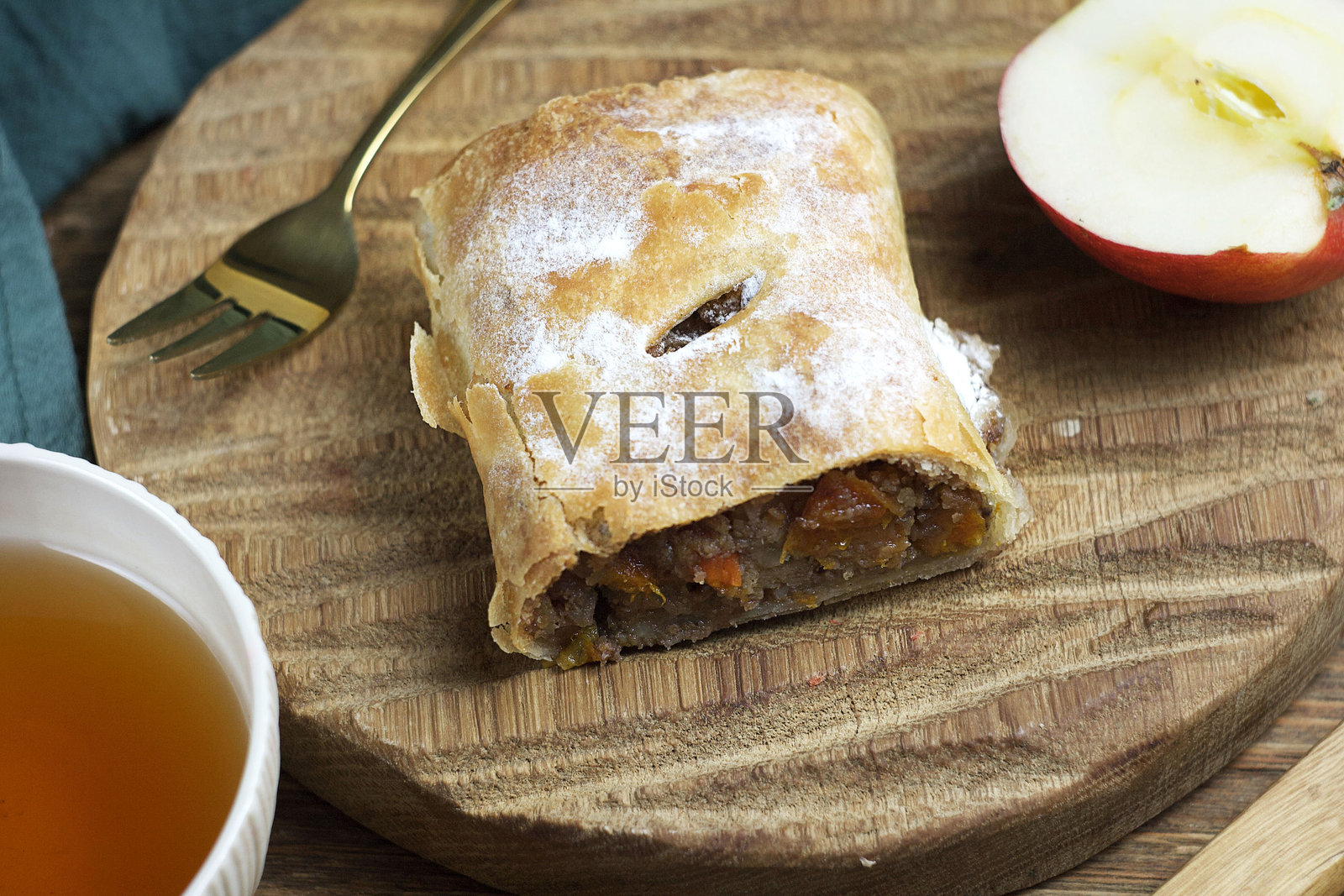 苹果干杏饼放在木板上照片摄影图片