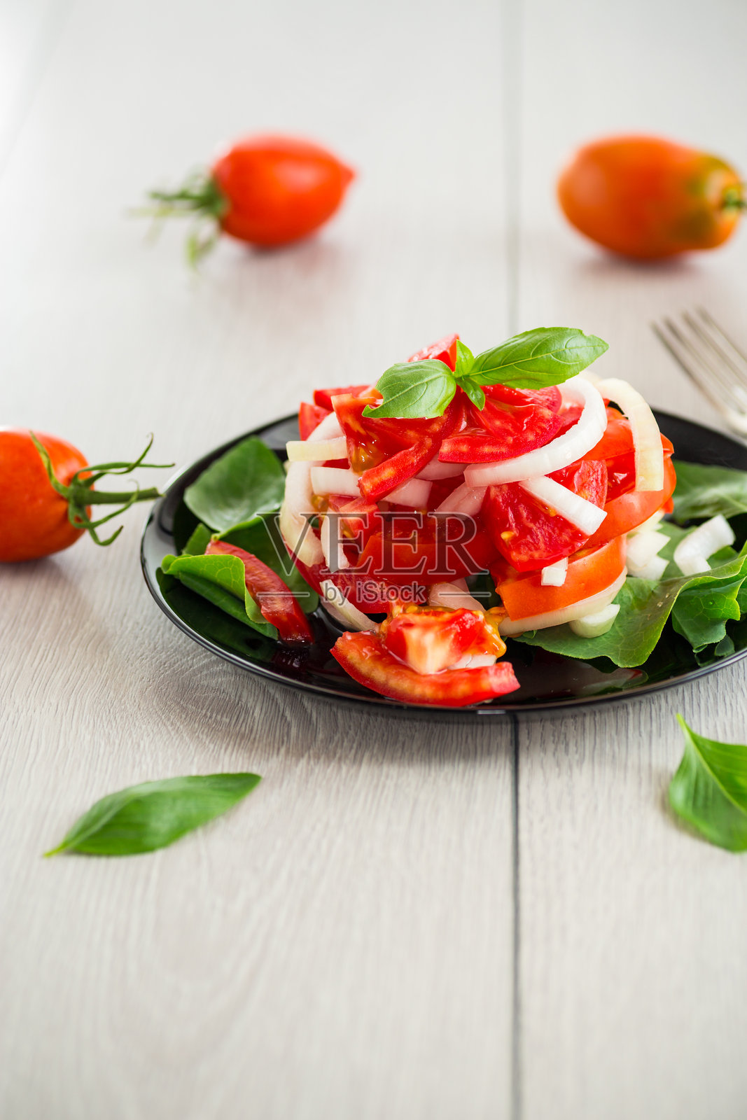 新鲜红番茄洋葱沙拉照片摄影图片