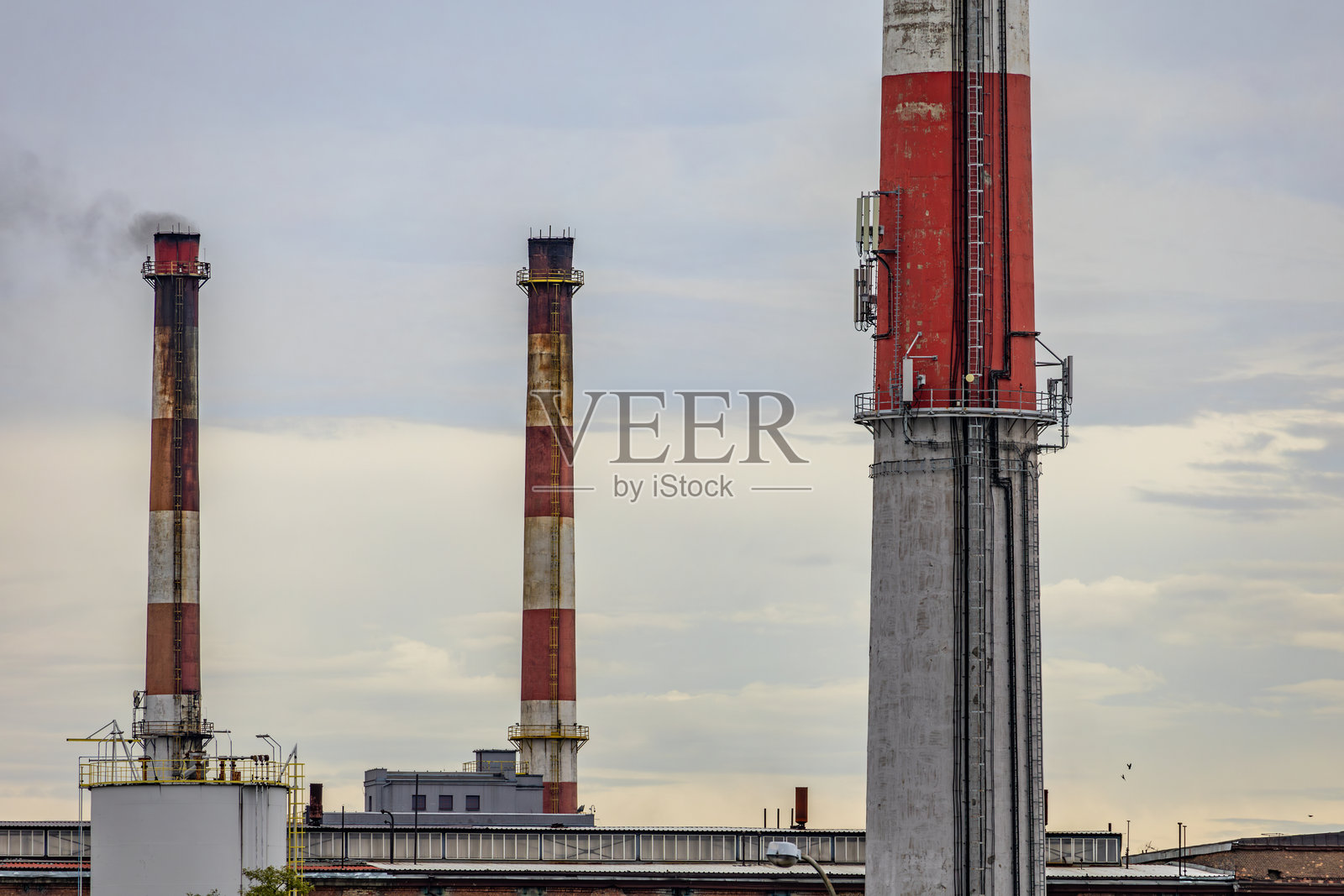 旧工厂烟囱排放的烟雾蒸汽照片摄影图片