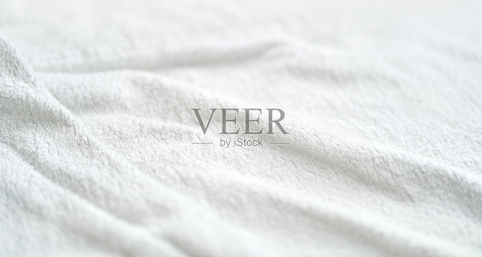 白色浴巾纹理。毛绒地毯背景。空白浴室纺织品照片摄影图片