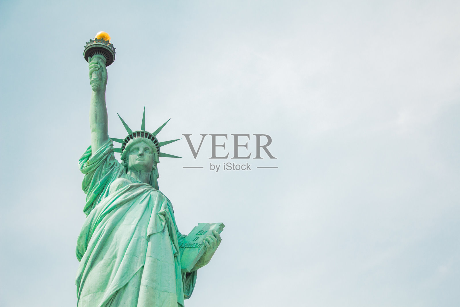 从正面拍摄的自由女神像，中景全景，背景为天空照片摄影图片