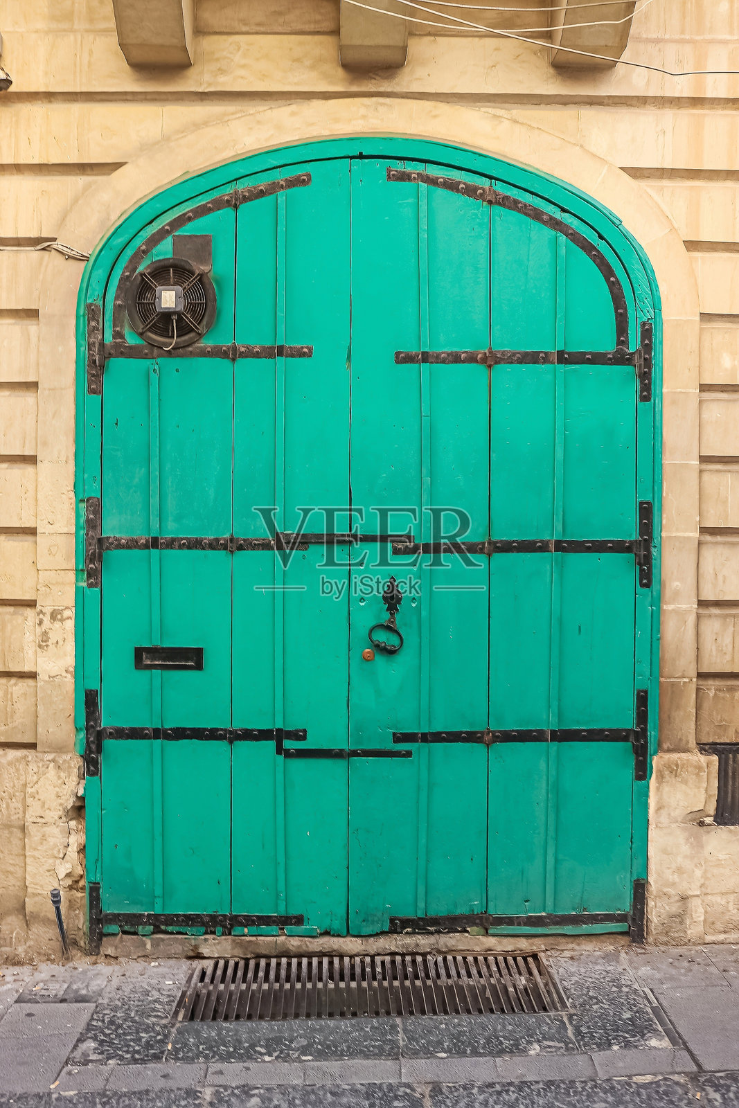 意大利历史城镇中地中海环境下的一扇古老绿色木门。照片摄影图片