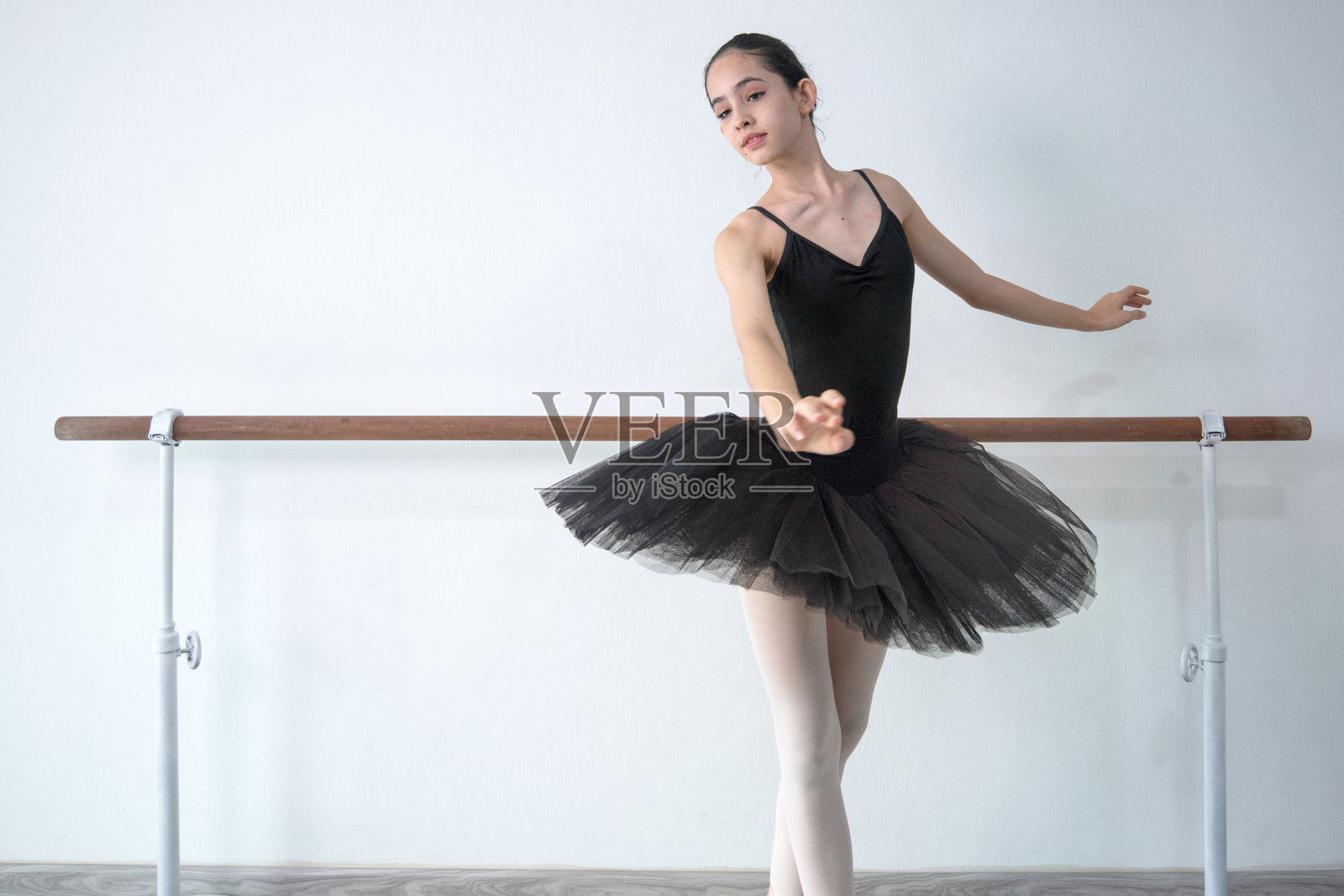 穿着黑色芭蕾舞裙的少女芭蕾舞者照片摄影图片