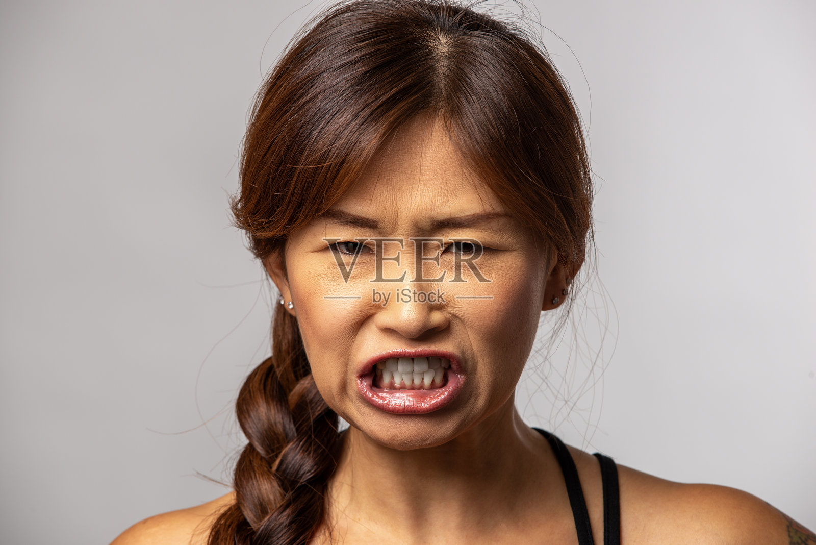 一位日本女性的特写面孔，表情奇怪照片摄影图片