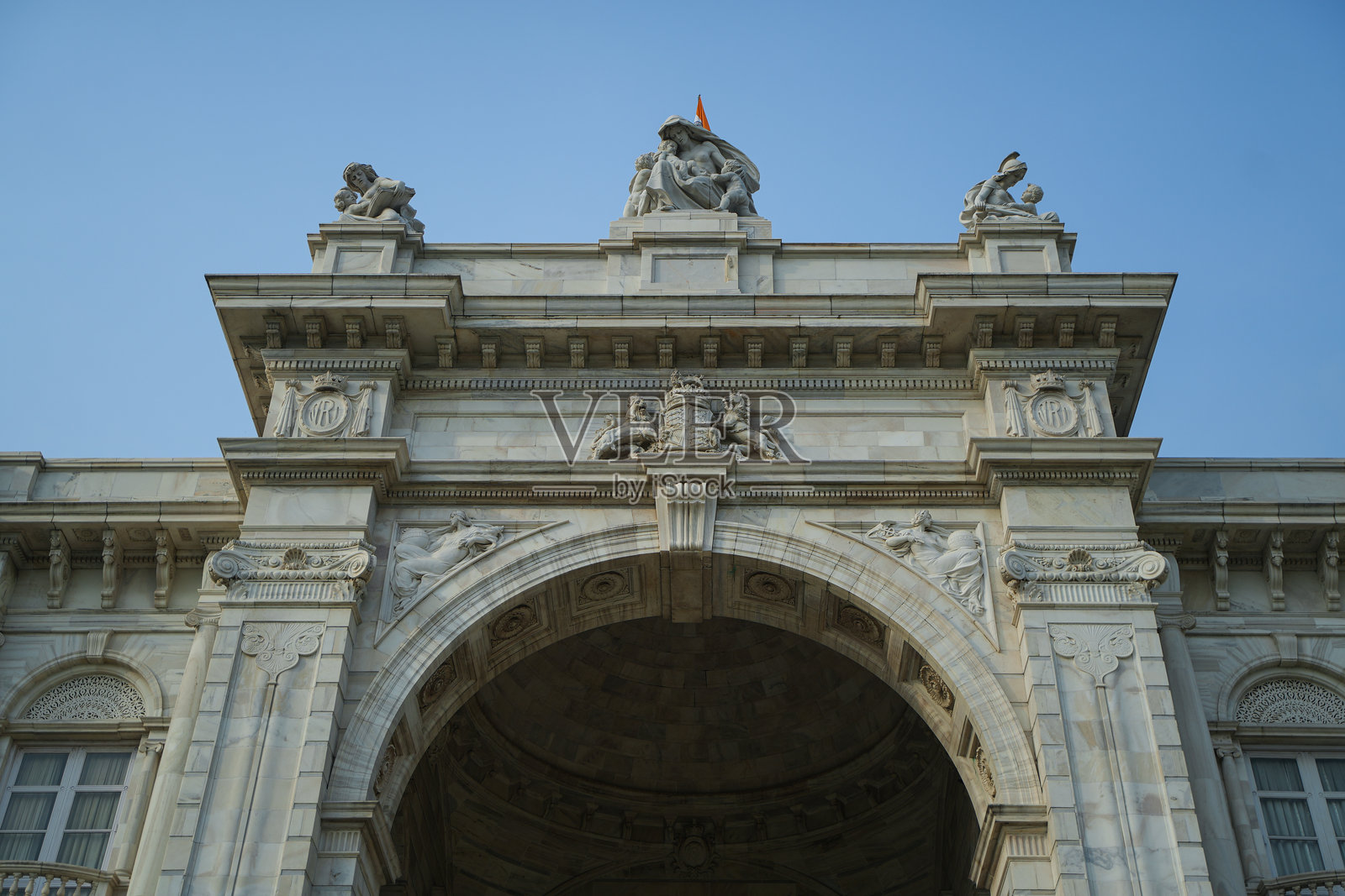 加尔各答维多利亚纪念堂的外部。外面展示着提比略的雕像。照片摄影图片