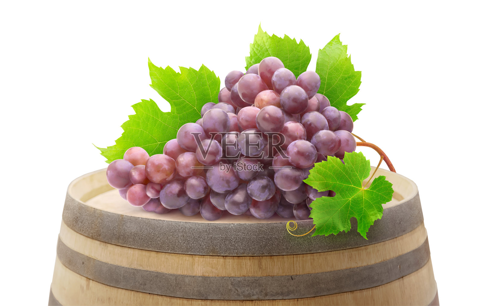 一串红葡萄放在白色背景下的木酒桶上照片摄影图片