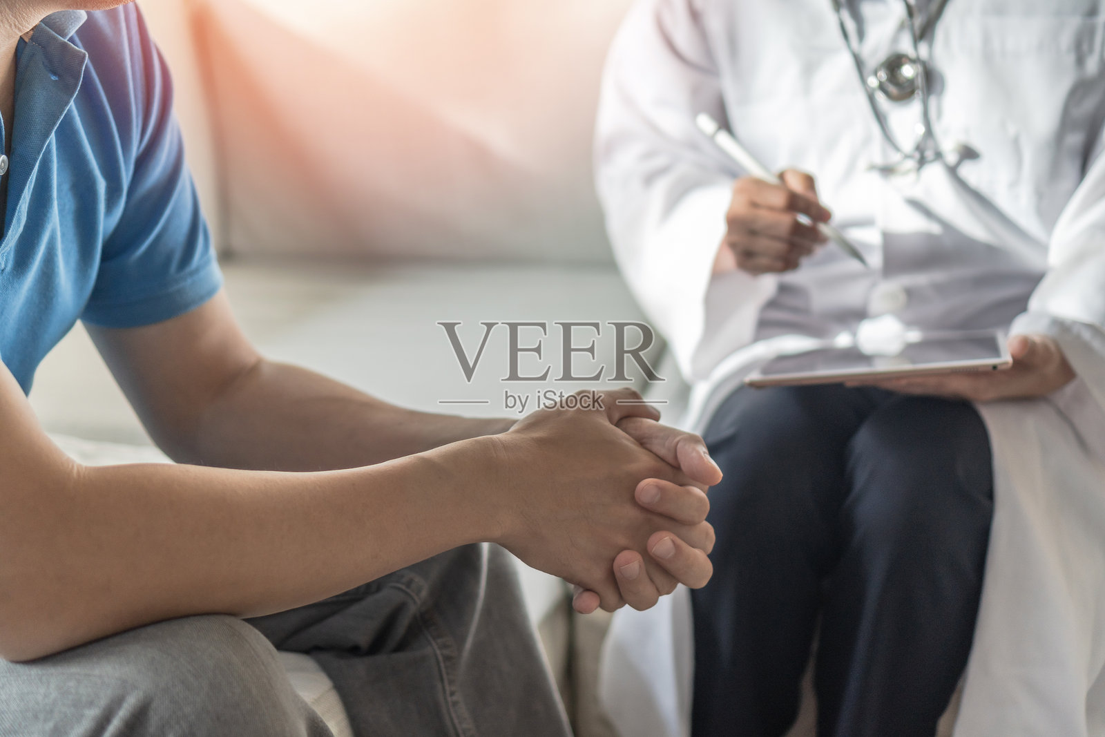 男性健康疾病概念：前列腺癌或精神疾病，男病人与医生或精神科医生在医疗诊所或医院进行咨询和诊断照片摄影图片