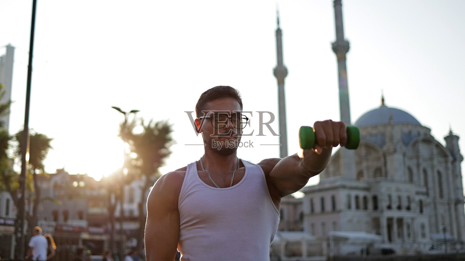 在博斯普鲁斯海峡户外锻炼的健壮年轻人照片摄影图片