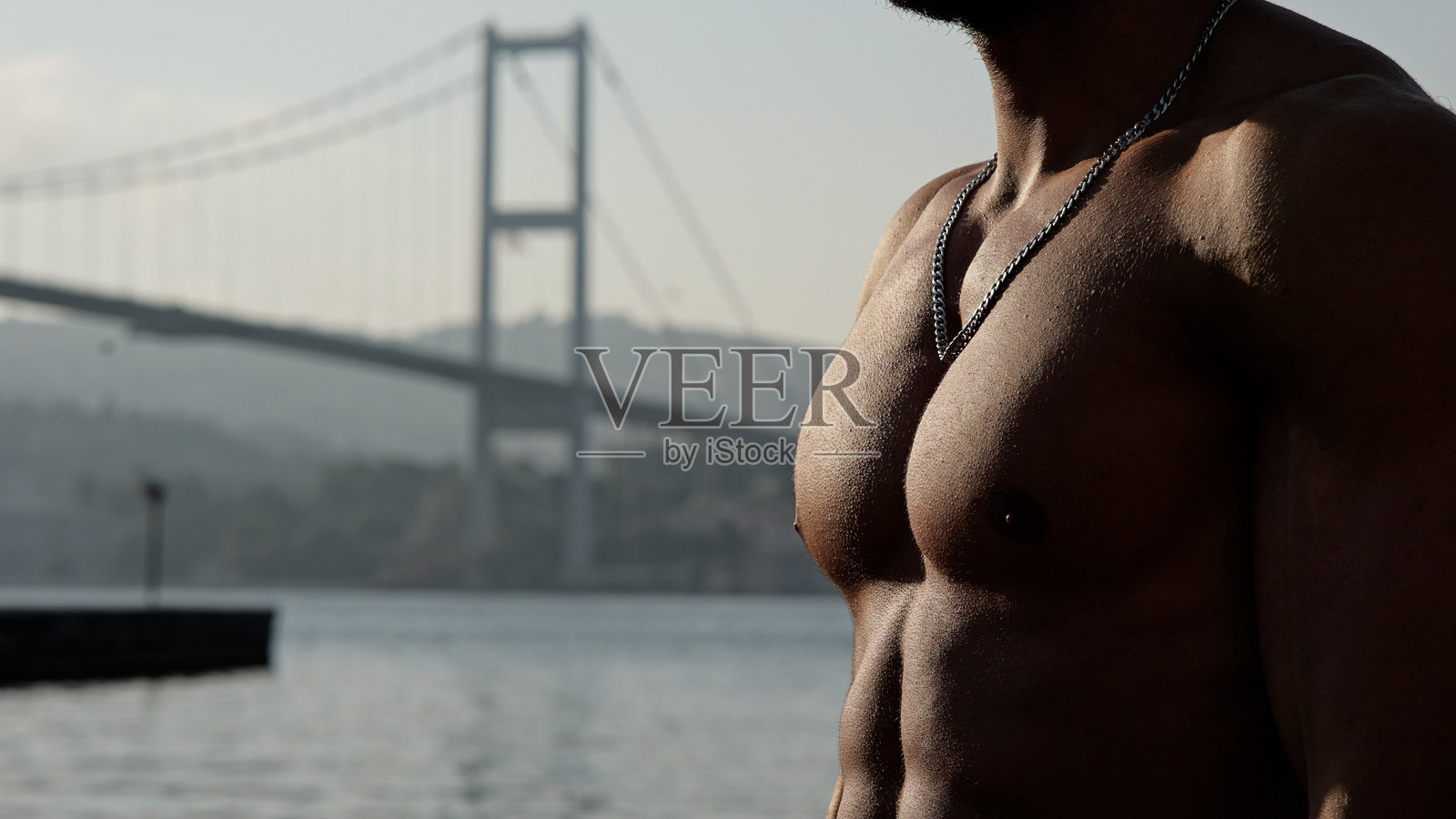 在博斯普鲁斯海峡户外锻炼的健壮年轻人照片摄影图片