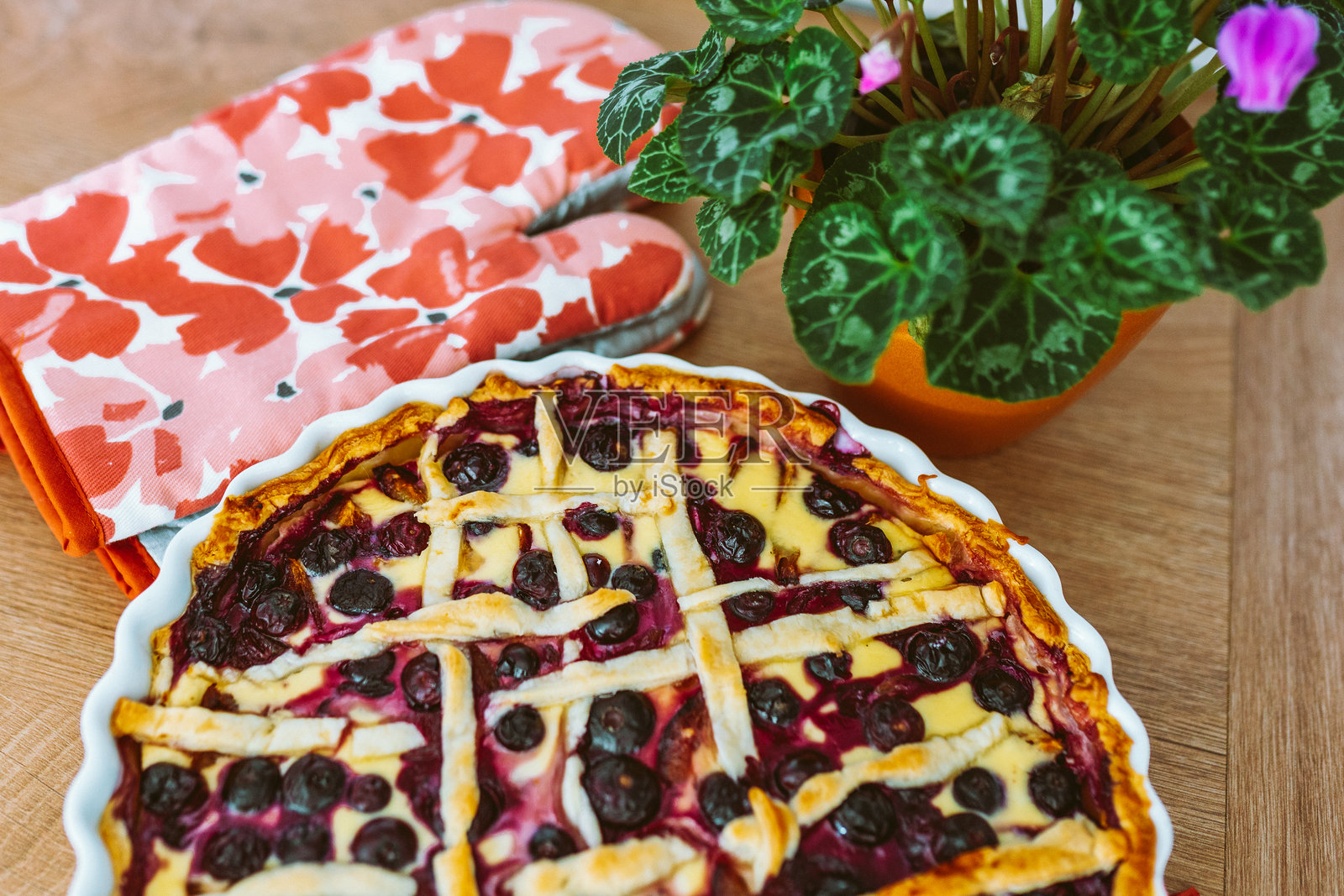 烘焙盘中的浆果开放派照片摄影图片