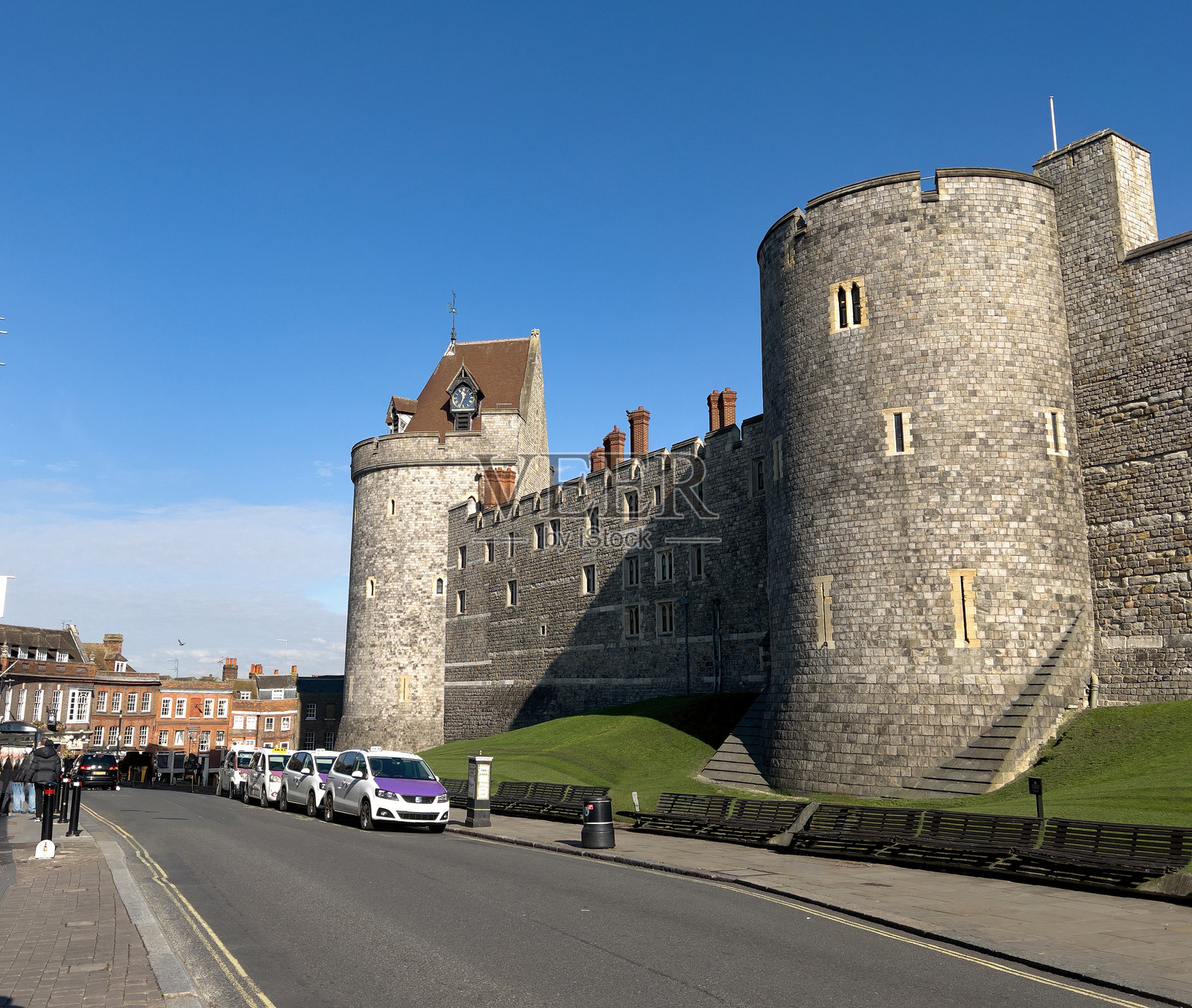 2024年10月4日英国温莎伯克郡：阳光明媚的温莎主街和城堡墙壁照片摄影图片