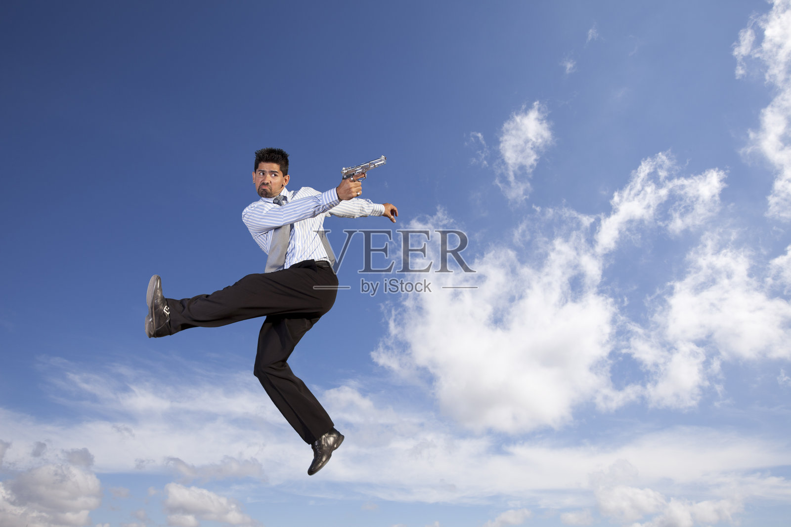商务人士持枪跳跃照片摄影图片