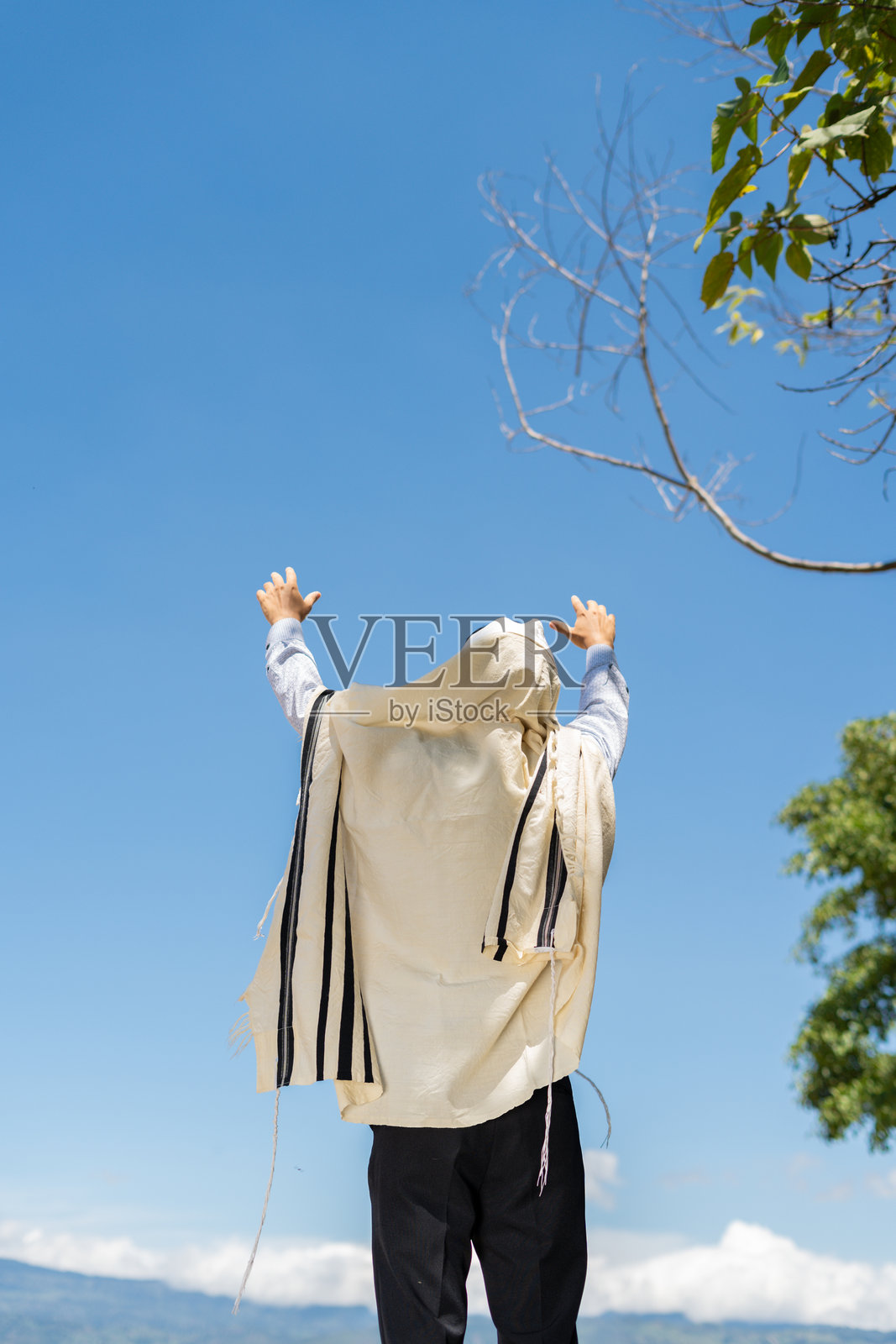 年轻犹太男子在户外用祈祷巾遮头敬拜照片摄影图片
