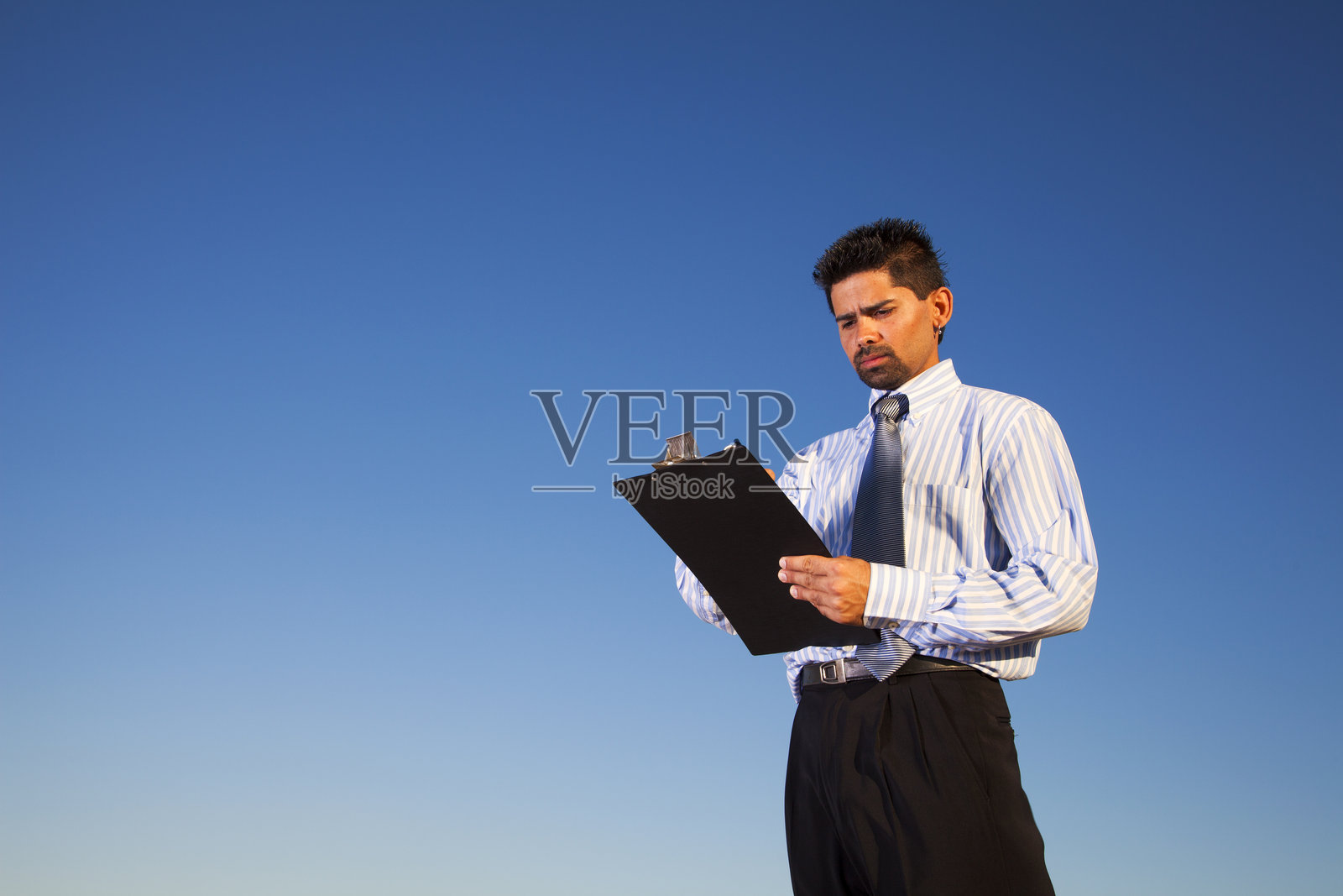 手拿笔记本的干练商人照片摄影图片