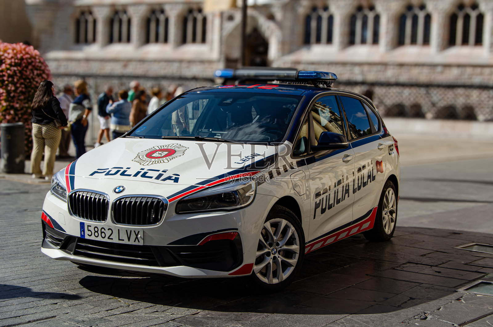 莱昂历史中心街道上的当地警车照片摄影图片