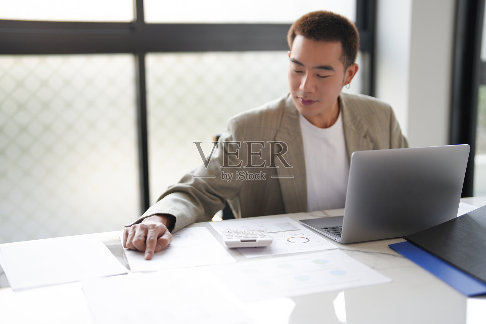 有魅力的自信的千禧一代亚洲商人使用笔记本电脑和专业投资人创业项目在办公室进行业务规划照片摄影图片