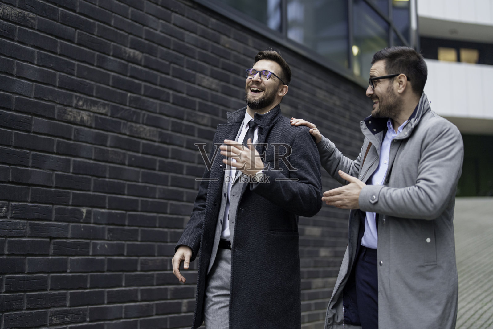 在办公室外休息的快乐白人男商人照片摄影图片