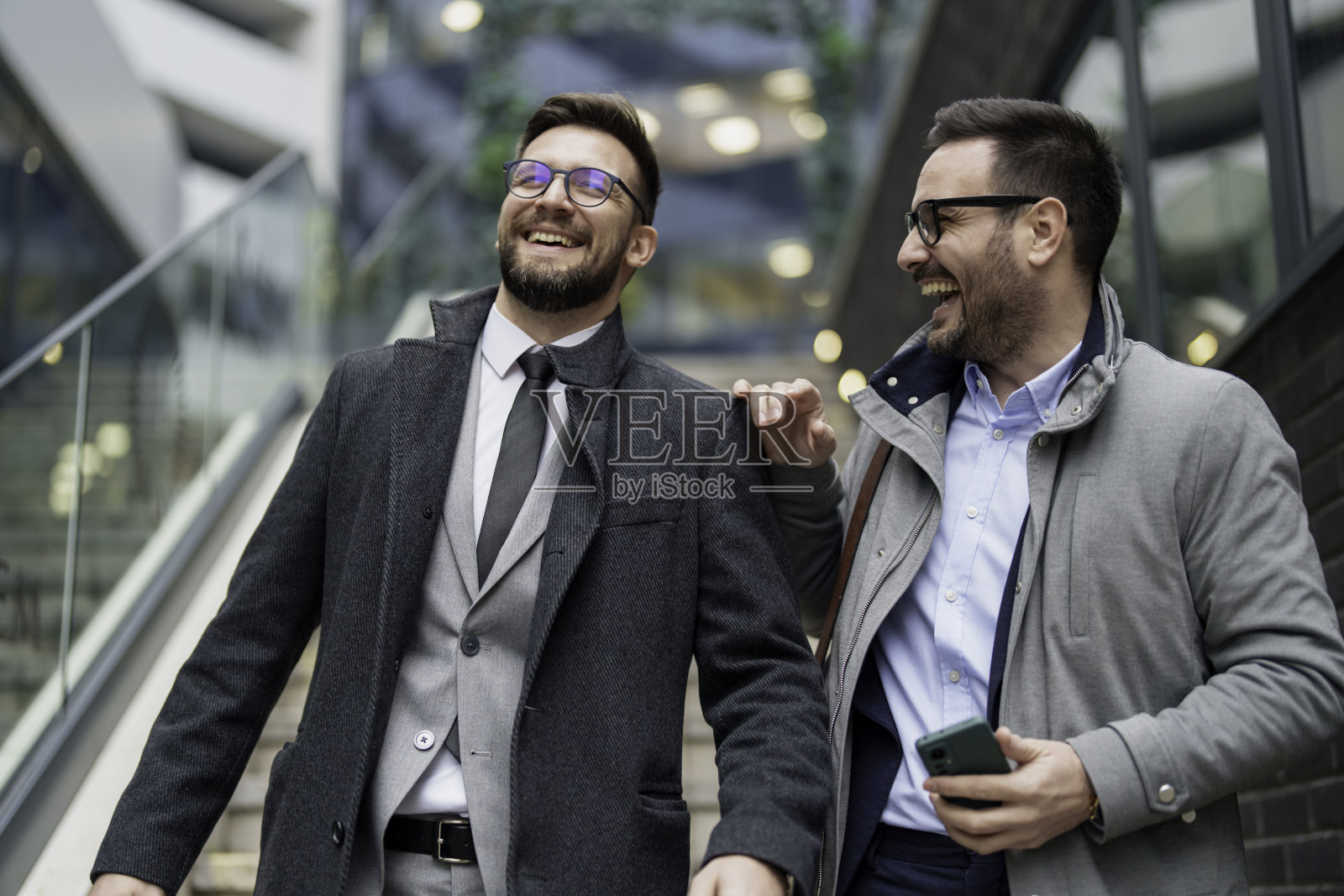 一起在户外工作的白人中年商人照片摄影图片