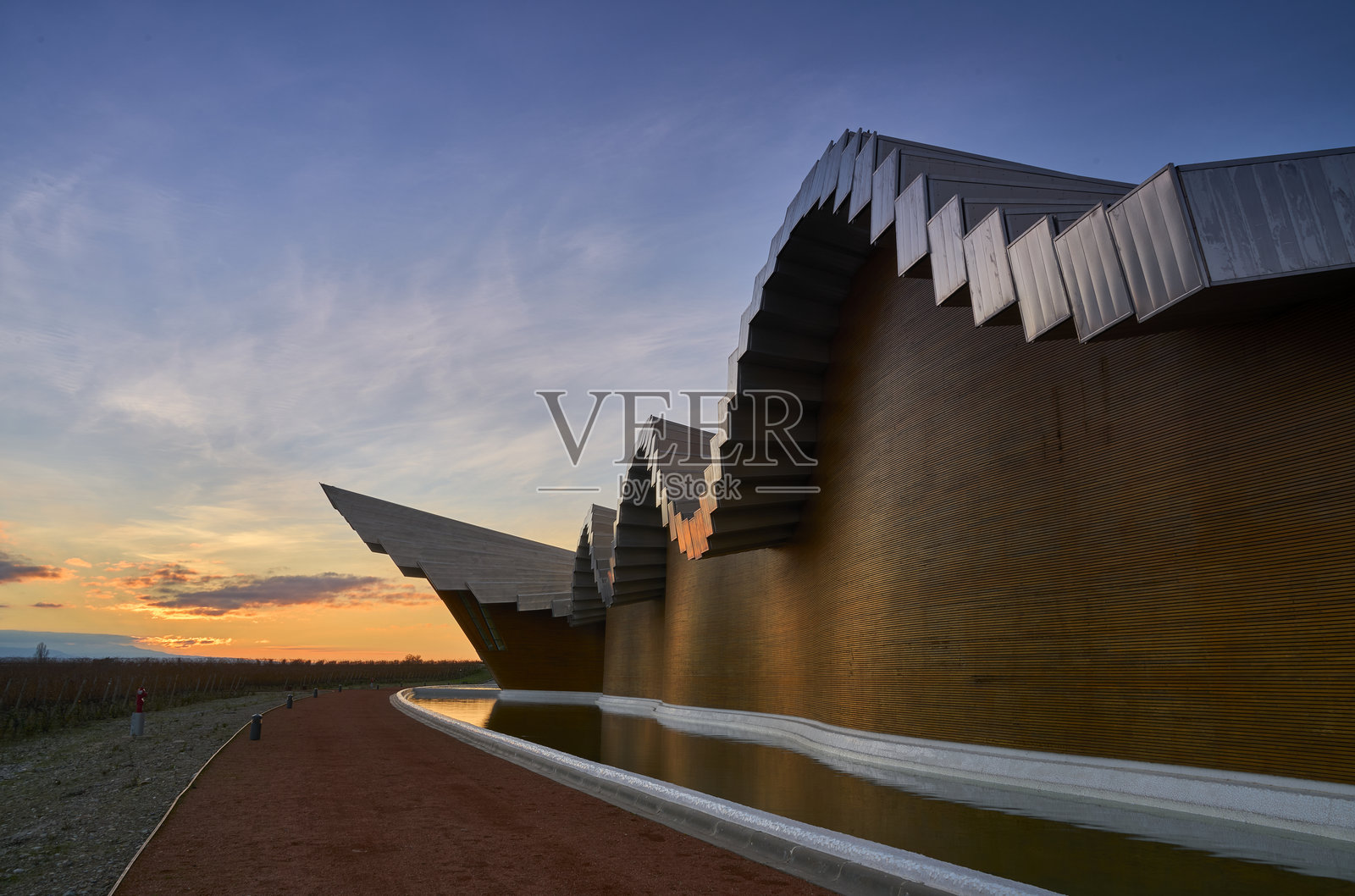 日落时分的伊西奥斯酒庄建筑照片摄影图片