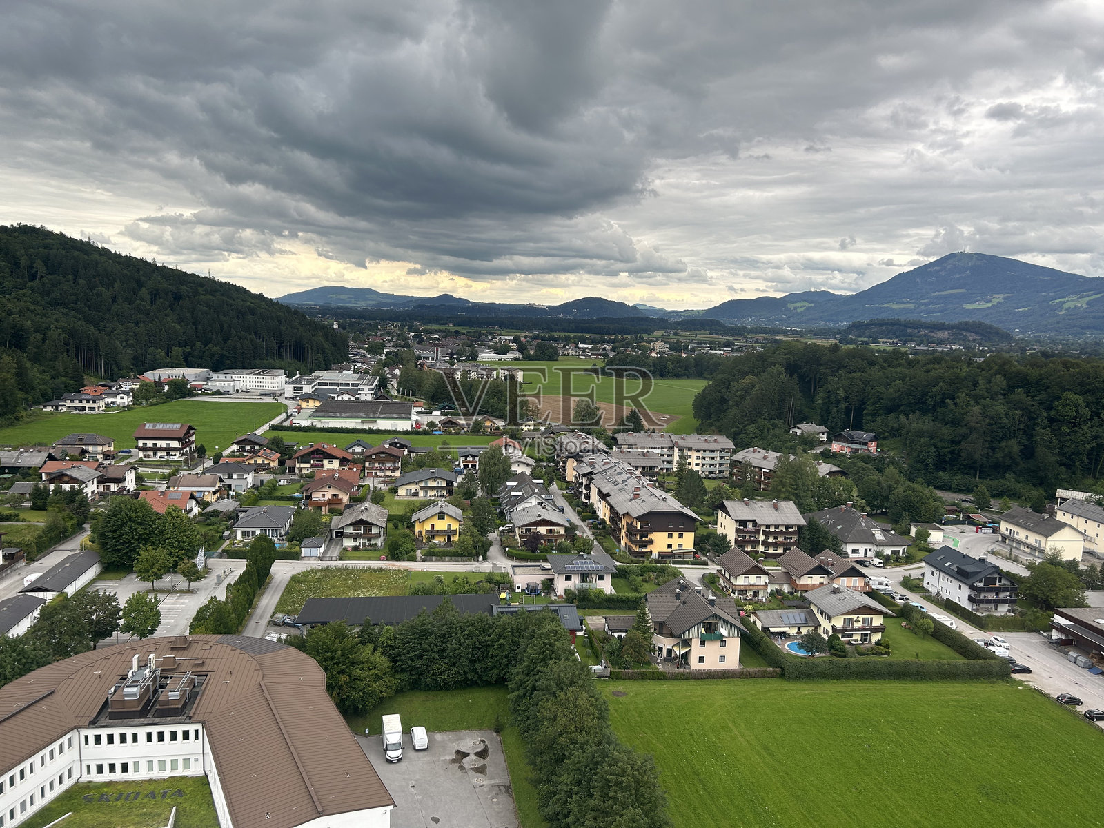 萨尔茨堡在阴沉的天空下照片摄影图片