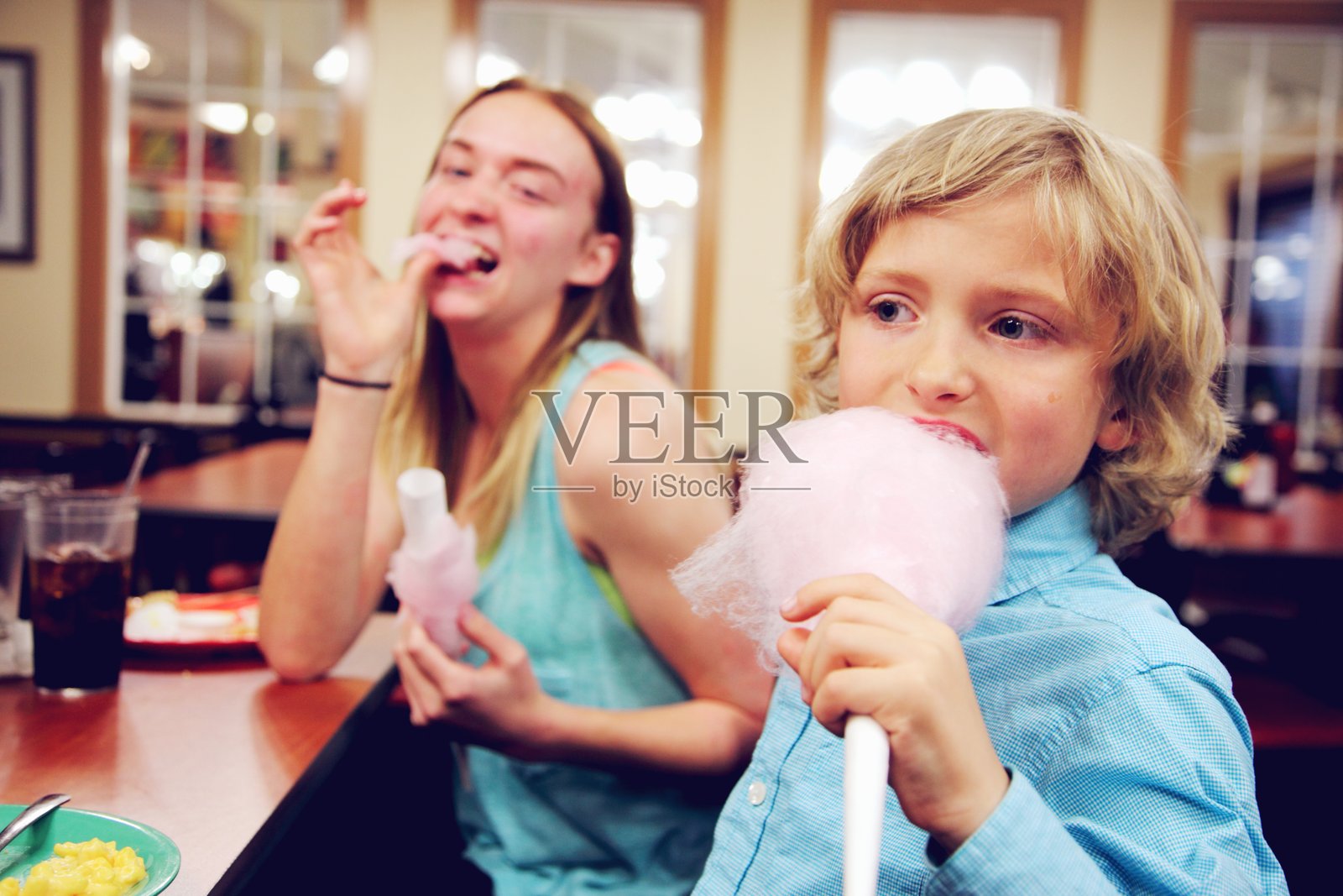 母亲与儿子在餐厅享用棉花糖照片摄影图片