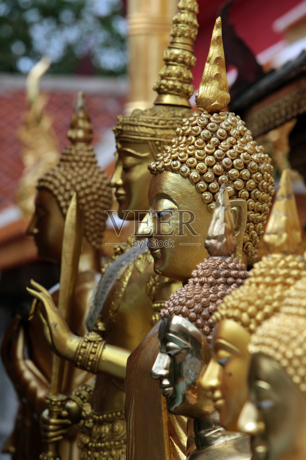 一排金色雕像照片摄影图片