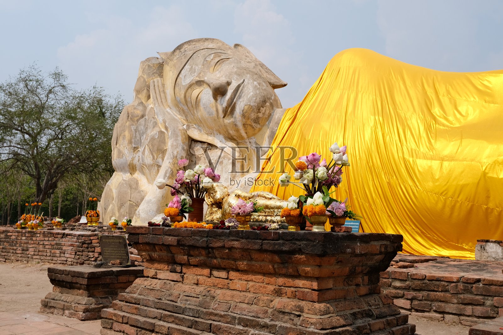 泰国阿瑜陀耶卧佛像与供桌照片摄影图片