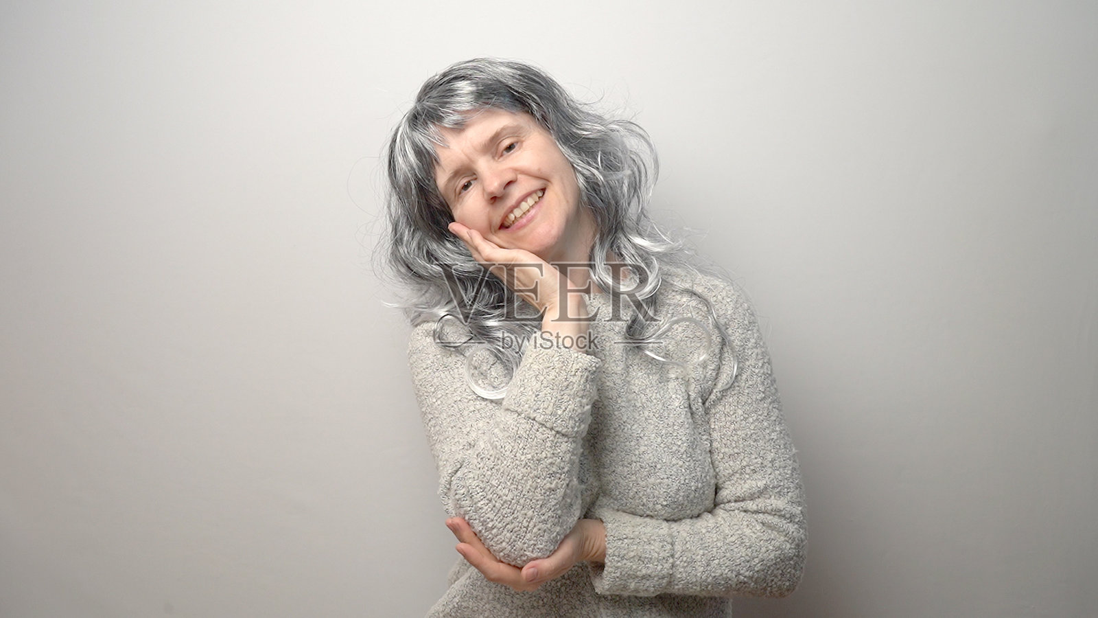 一位有着灰发的中年妇女照片摄影图片