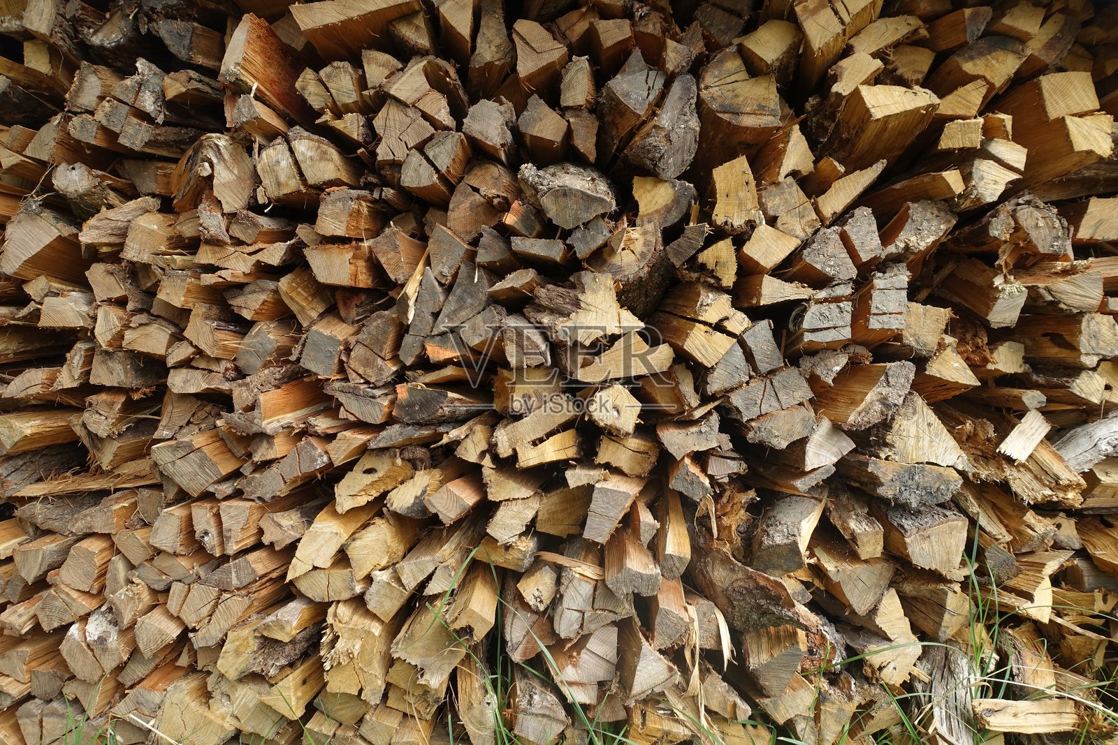 冬天取暖用的一堆原木照片摄影图片