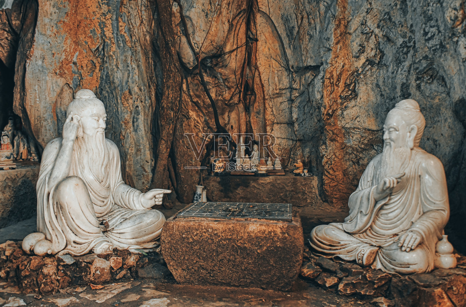 越南岘港唐春洞的老人下棋雕塑照片摄影图片