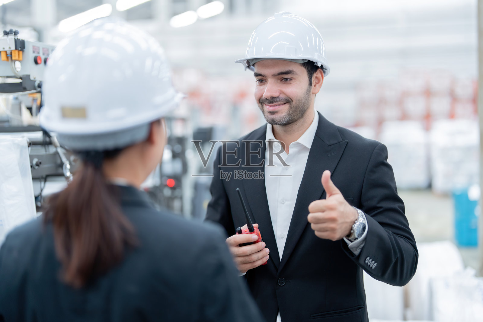 通过拥抱合作，商业领域的男性和女性工程师可以开辟创新的新途径，从而最终推动我们世界更可持续的实践。照片摄影图片